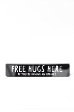 Men genel Free Hugs Here Masa Yazısı